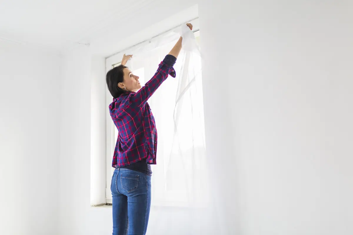 como se colocan las cortinas de pelo - Cómo colocar las barras de cortinas