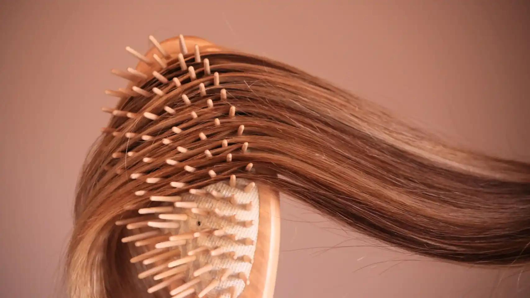 como quitar las pelusas de los cepillos del pelo - Cómo limpiar un cepillo de pelo de plástico