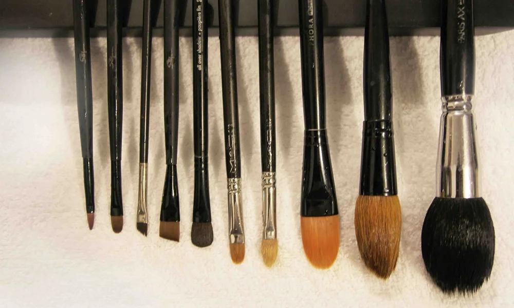 como limpiar brochas de maquillaje de pelo sintetico - Cómo limpiar y secar brochas de maquillaje