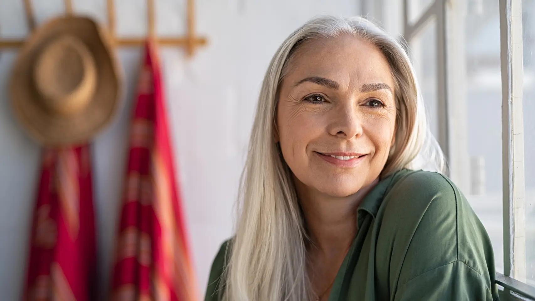 como hacer la transicion de pelo teñido a canas - Cómo quitar el tinte para dejar las canas