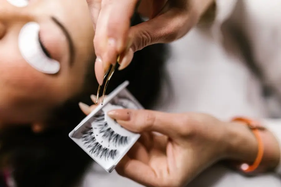 como sacar las pestañas pelo por pelo en casa - Cómo quitarte las extensiones de pestañas en casa