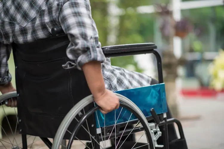 abuela pelo largo silla ruedas - Cómo se llama la silla que tiene rueditas