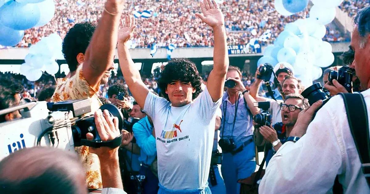 cuando en napoles se ponian la peluca de maradona - Cuánto cobraba Maradona en el Nápoles