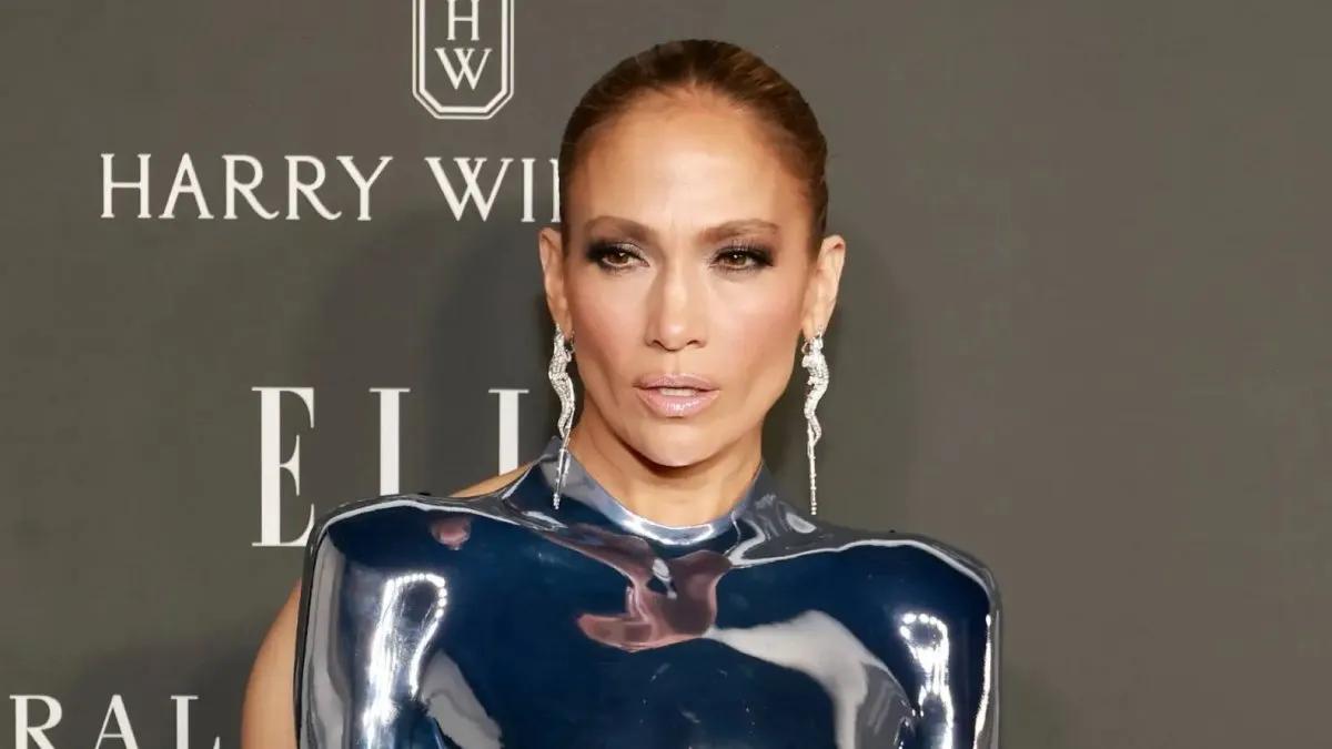 la peluca de jlo en los premio - Cuánto tiene JLo