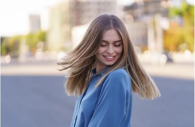 mechas rubias en pelo castaño oscuro - Qué color de mechas te hace ver más joven