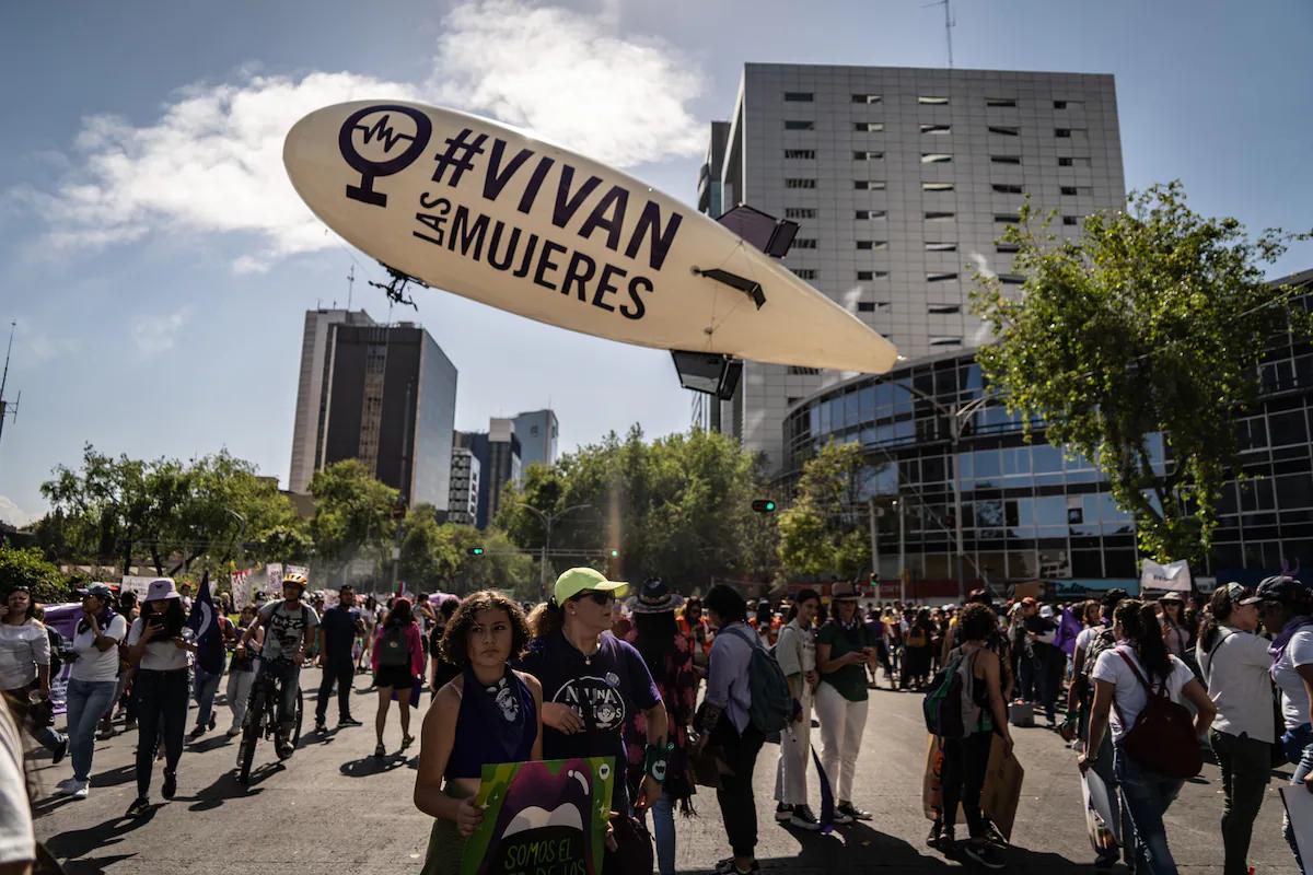 pelucas fuxia en las marchas feministas - Qué es lo que realizan colectivos feministas el día 8 de marzo de cada año