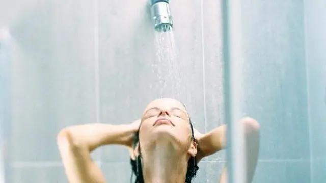 agua fria en el pelo - Qué hace el agua con hielo en el cabello