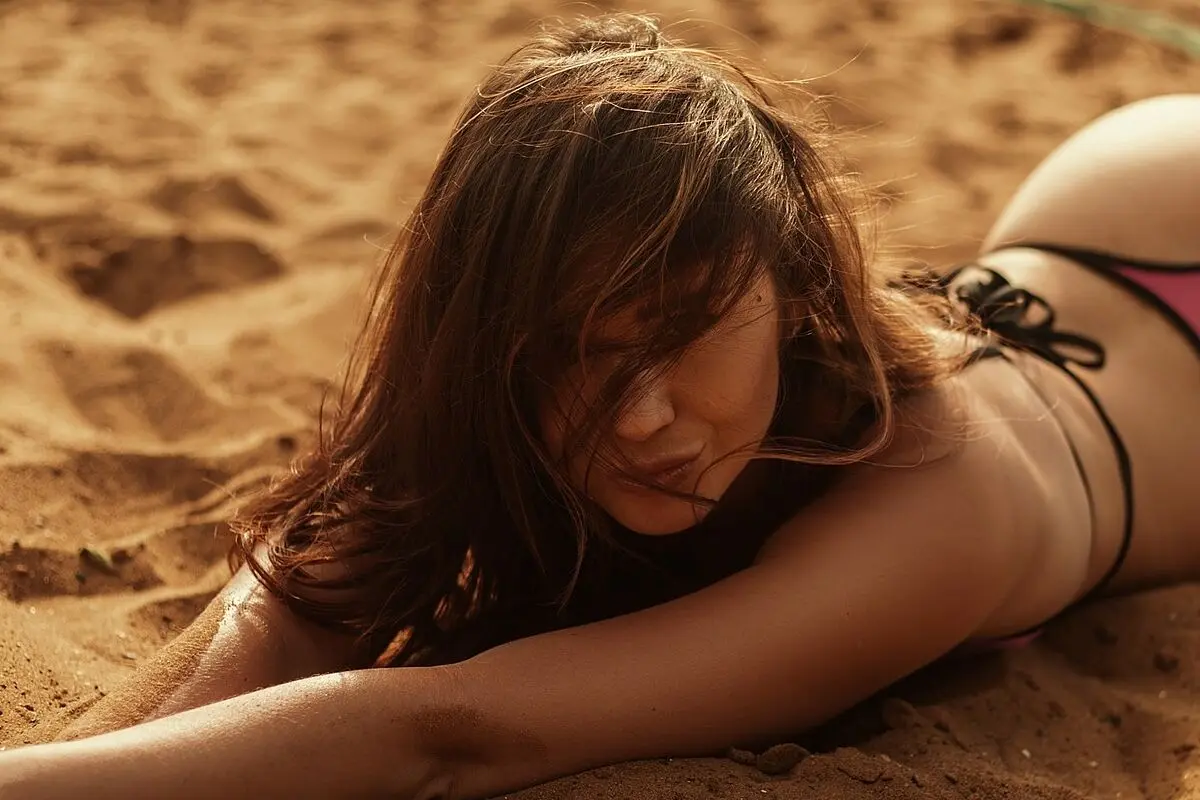 agua de mar beneficios pelo con volumen y frizz - Qué le pasa al pelo en la playa