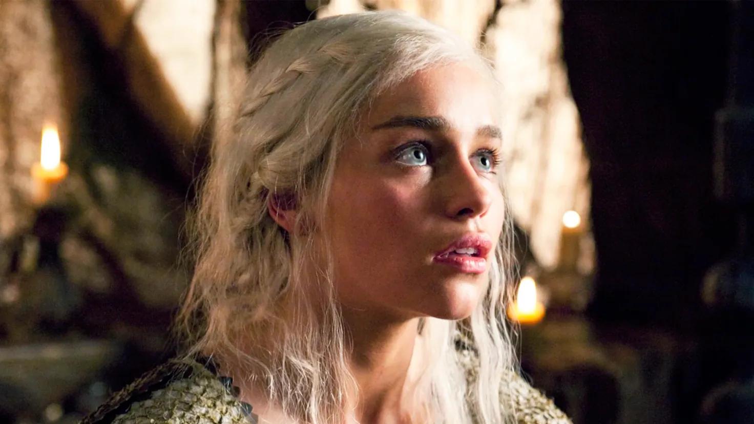 actriz pelo blanco games of thrones - Qué le pasó a Emilia Clarke en Juego de Tronos