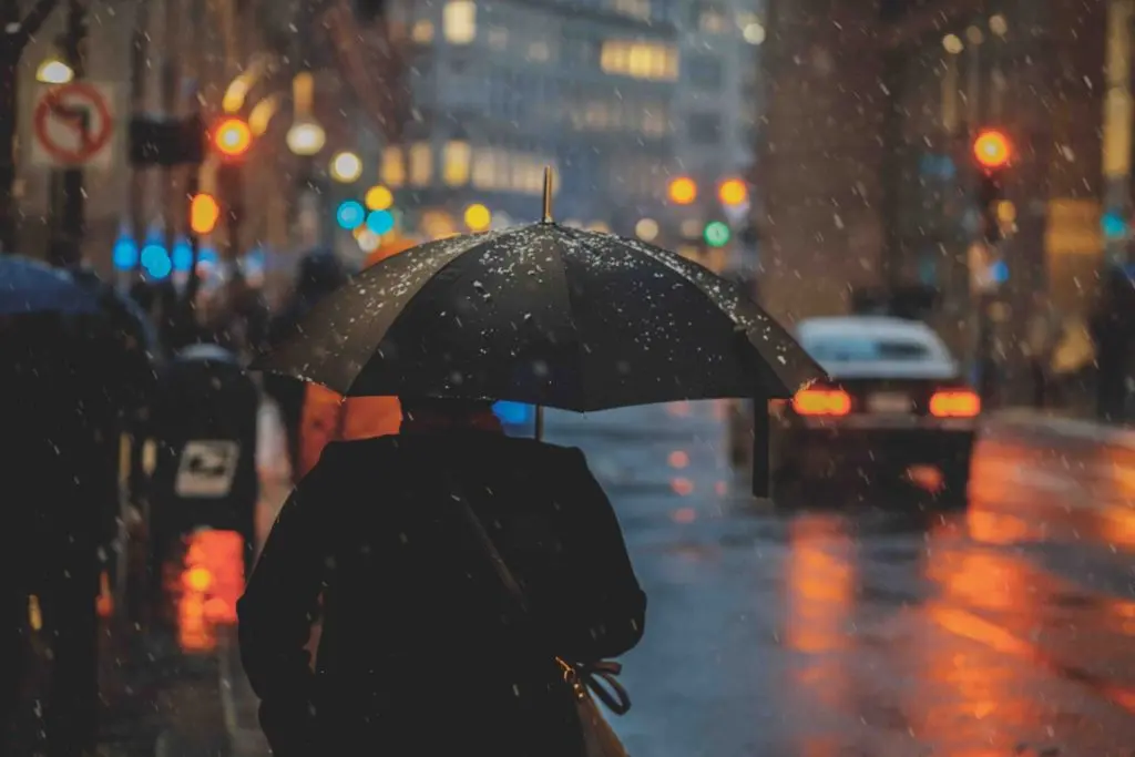 el agua de lluvia es buena para el pelo - Qué pasa si me mojo el pelo con agua de lluvia