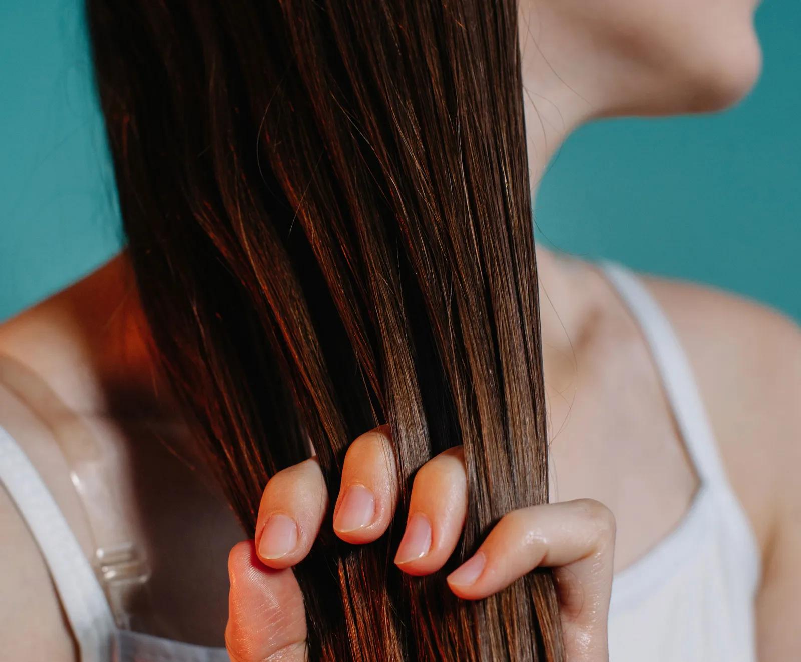 como se usa el aceite de coco en el pelo - Qué pasa si me pongo aceite de coco en el cabello mojado