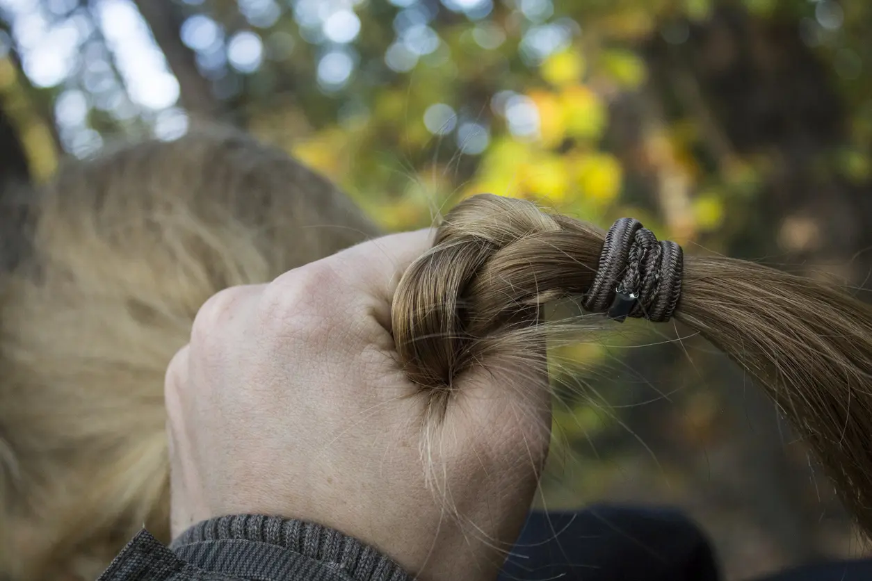 como agarrar del pelo a una mujer - Qué significa que mi novio me cepille el cabello